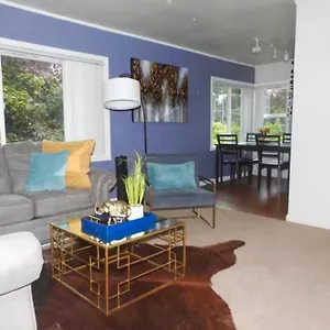 The Golden Serene - Uniquely Furnished Near Lake Washington - Free Parking & Wifi Apartment