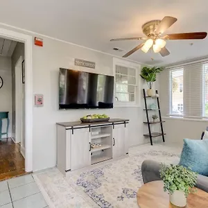 Light & Bright! Quaint Downtown Bungalow! , Dunedin United States
